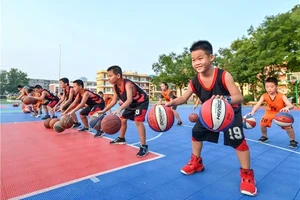 篮球训练教学:几个简单的动作,快速提高你的核心力量